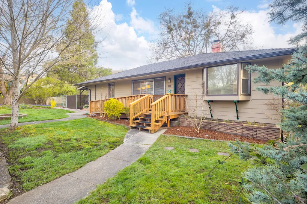 912 NW Bellevue Place Grants Pass OR 97526