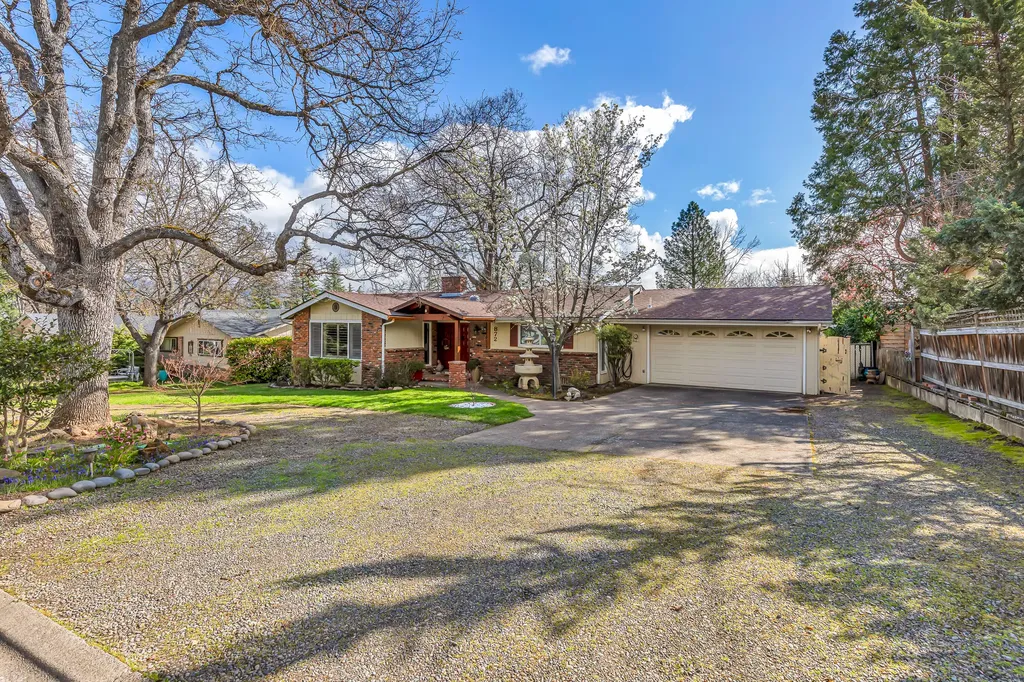 872 Beswick Way Ashland OR 97520