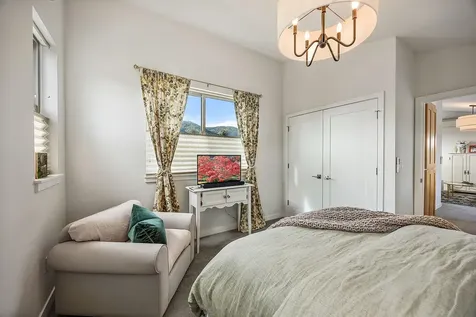 122 Dunn Circle Ashland OR 97520