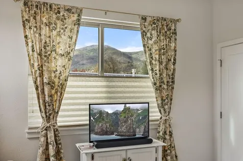 122 Dunn Circle Ashland OR 97520