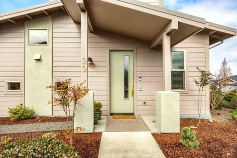 122 Dunn Circle Ashland OR 97520