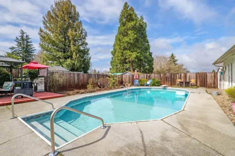 811 Lark Ellen Way Grants Pass OR 97527
