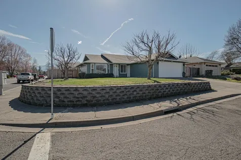 601 Benjamin Way Phoenix OR 97535