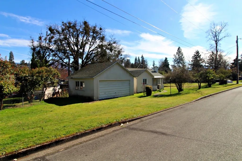 1119 NW Elm Street Grants Pass OR 97526