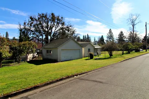 1119 NW Elm Street Grants Pass OR 97526