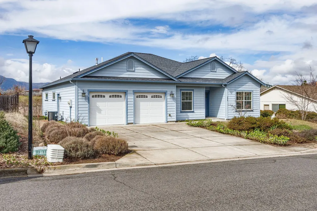 805 Oak Knoll Drive Ashland OR 97520