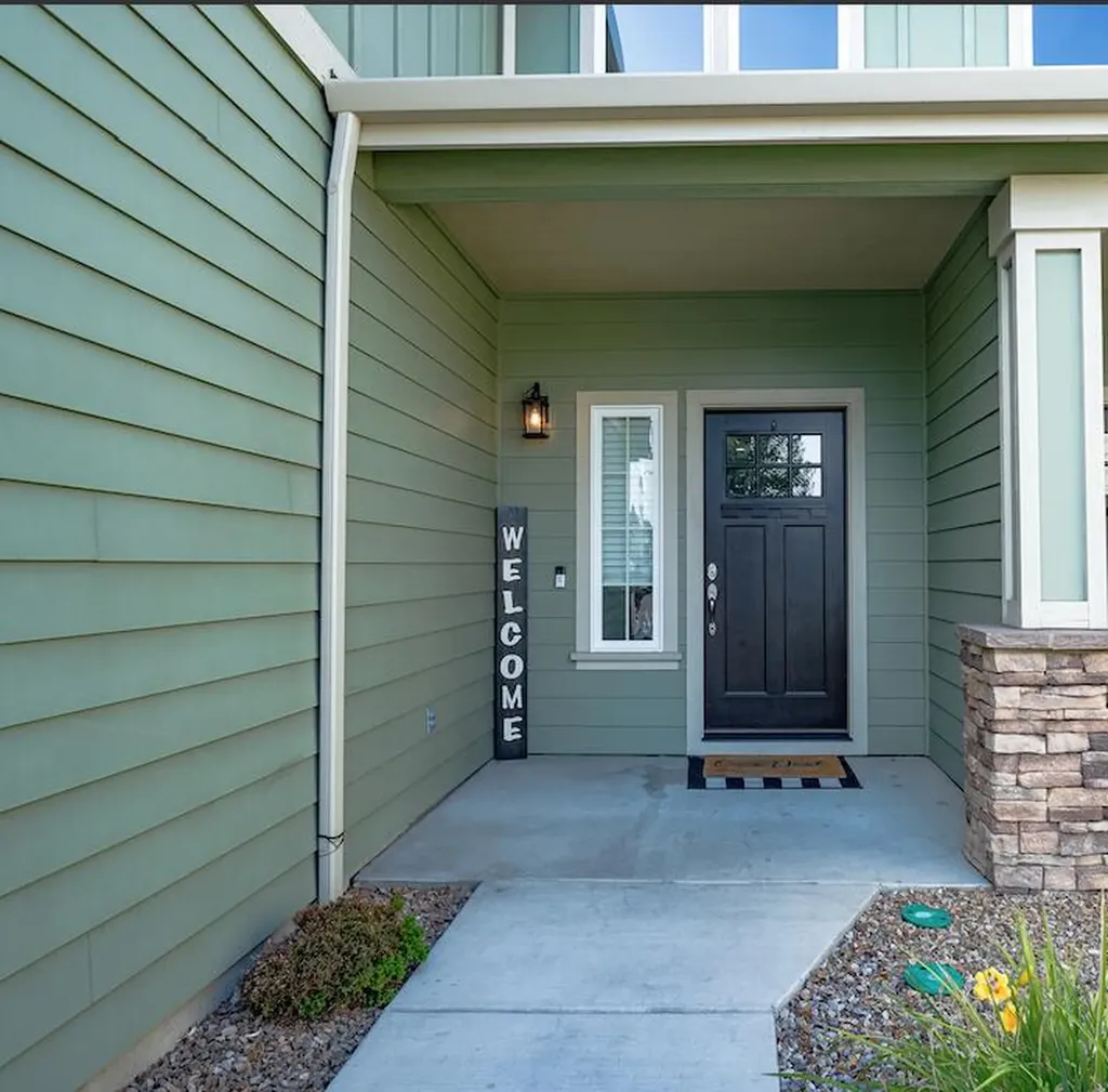 823 SW 26th Court Redmond OR 97756