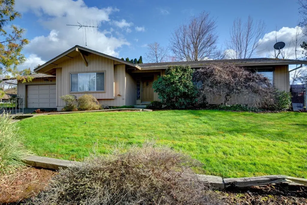2892 Crystal Drive Medford OR 97504