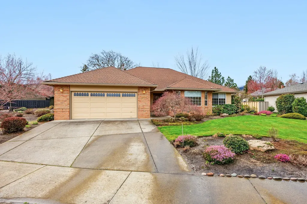 905 Cypress Point Loop Ashland OR 97520