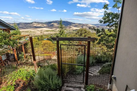 350 Fernwood Drive Ashland OR 97520