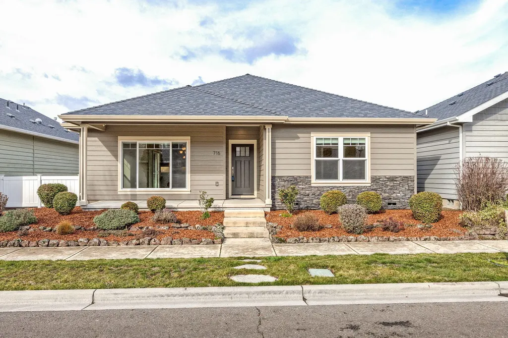 716 Golden Peak Drive Central Point OR 97502