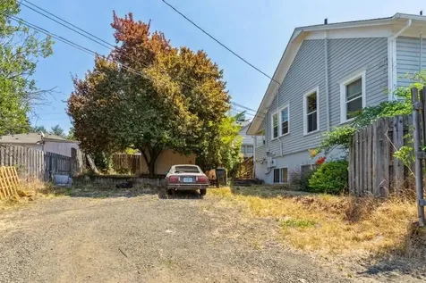 1224 SE Court Avenue Roseburg OR 97470