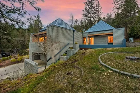695 Liberty Street Ashland OR 97520