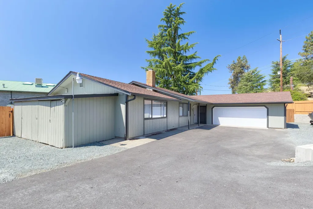 1696 NE 9th Street Grants Pass OR 97526