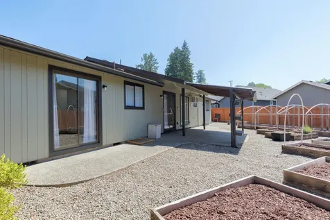 1696 NE 9th Street Grants Pass OR 97526