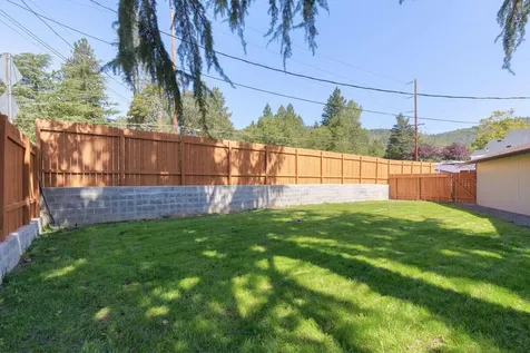1696 NE 9th Street Grants Pass OR 97526