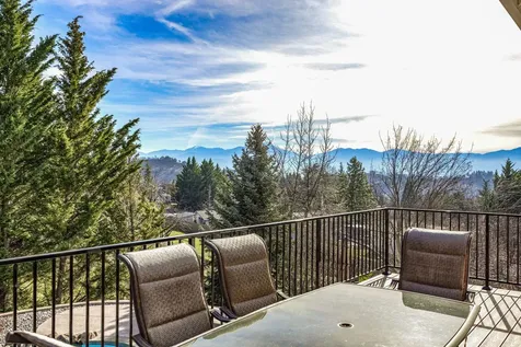 1564 Upland Place Medford OR 97504