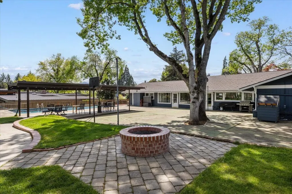 225 Black Oak Drive Medford OR 97504