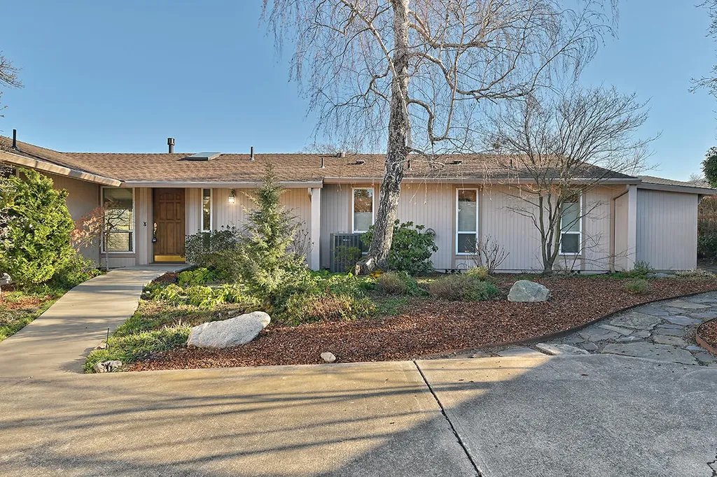 742 Fairway Court Ashland OR 97520