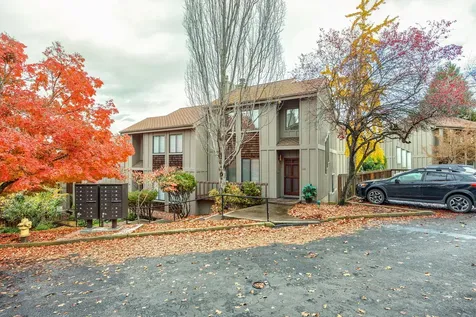 345 Ravenwood Place Ashland OR 97520