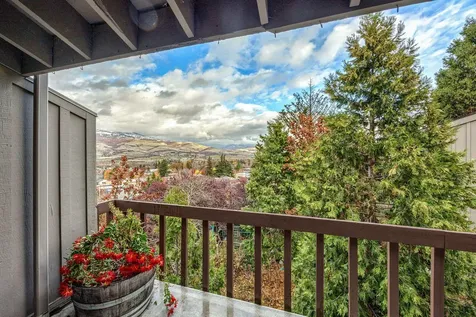 345 Ravenwood Place Ashland OR 97520