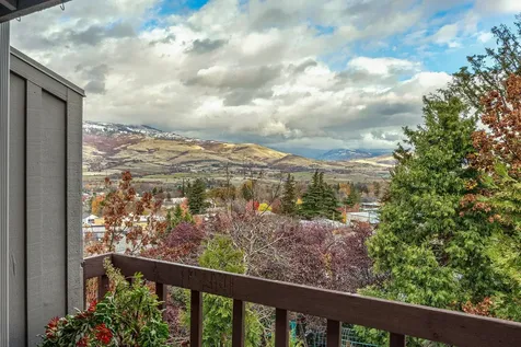 345 Ravenwood Place Ashland OR 97520