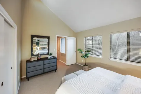 345 Ravenwood Place Ashland OR 97520