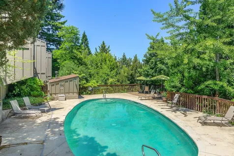 345 Ravenwood Place Ashland OR 97520