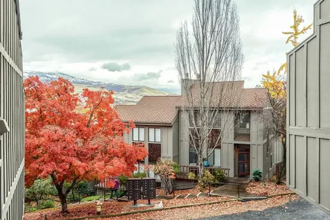 345 Ravenwood Place Ashland OR 97520