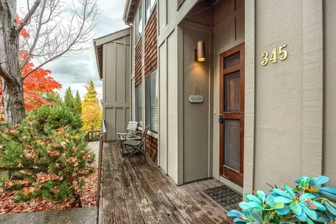 345 Ravenwood Place Ashland OR 97520