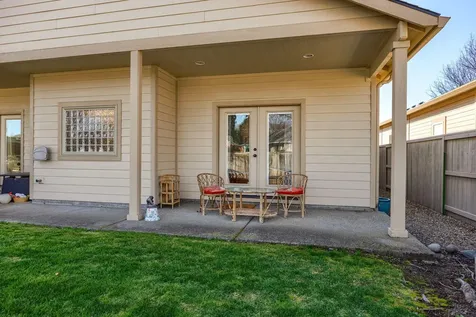 935 Village Circle Medford OR 97504