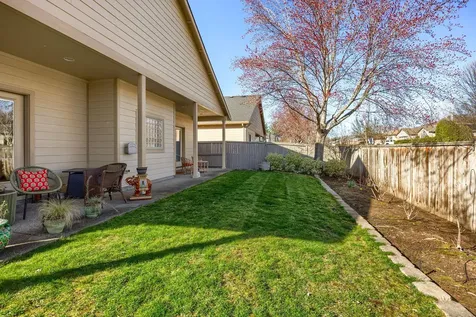 935 Village Circle Medford OR 97504