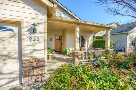 935 Village Circle Medford OR 97504