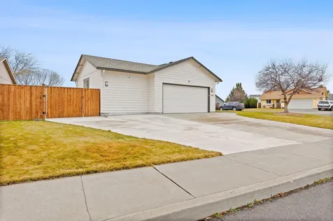 549 NE Begonia Street Madras OR 97741