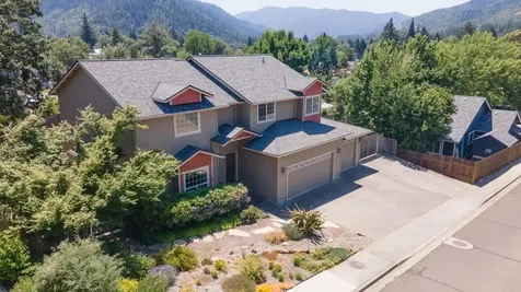 300 Woodville Way Rogue River OR 97537