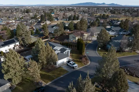 2498 SW Valleyview Drive Redmond OR 97756