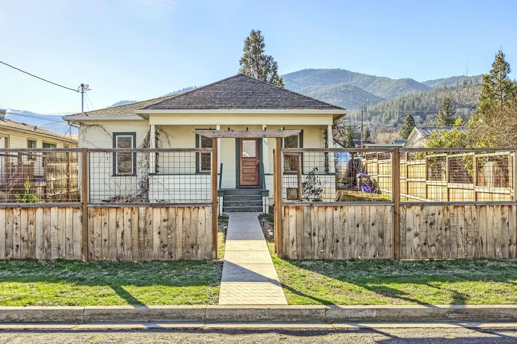 166 Ohio Street Ashland OR 97520