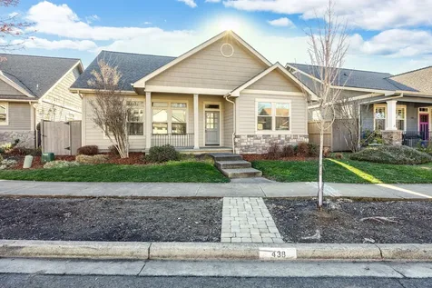 438 Briscoe Place Ashland OR 97520