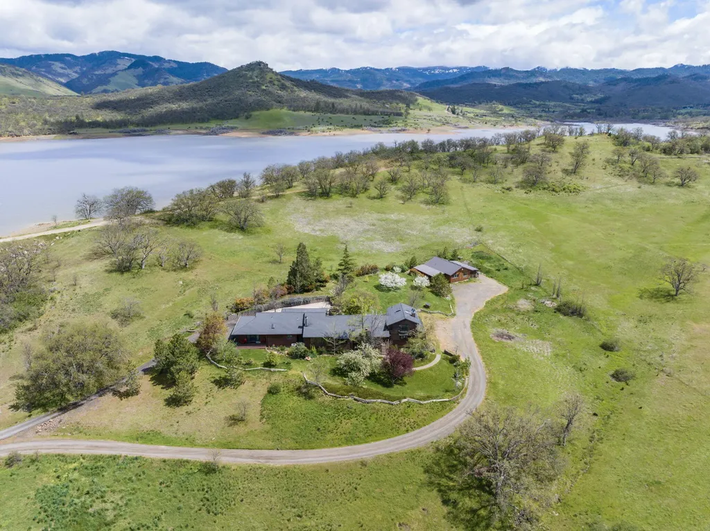 170 Emigrant Lake Road Ashland OR 97520