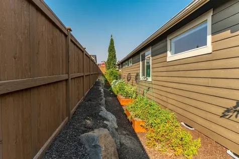 61120 Manhae Loop Bend OR 97702