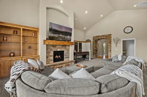 61120 Manhae Loop Bend OR 97702