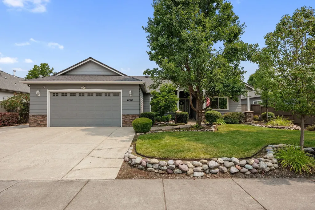698 Mountain Avenue Central Point OR 97502