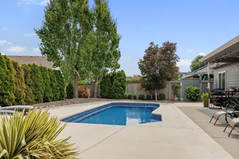 698 Mountain Avenue Central Point OR 97502