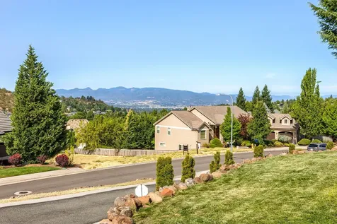 5630 Fallbrook Lane Medford OR 97504