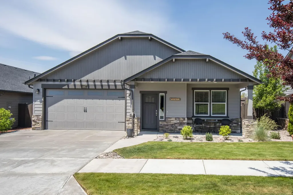 4467 SW Salmon Avenue Redmond OR 97756