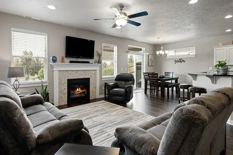 4467 SW Salmon Avenue Redmond OR 97756