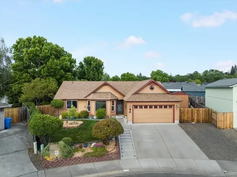15 Hummingbird Court Eagle Point OR 97524