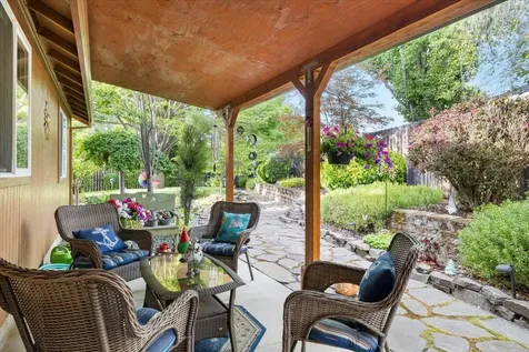 15 Hummingbird Court Eagle Point OR 97524