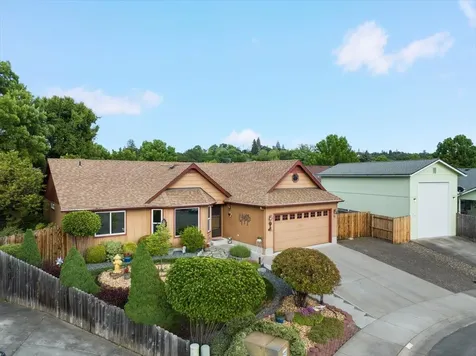 15 Hummingbird Court Eagle Point OR 97524