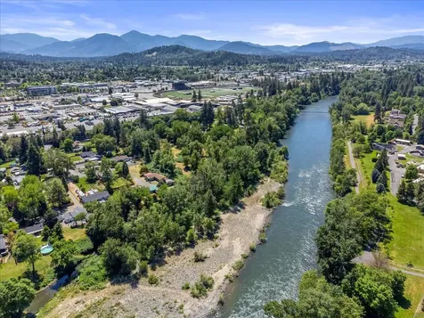 518 Edgewater Drive Grants Pass OR 97527